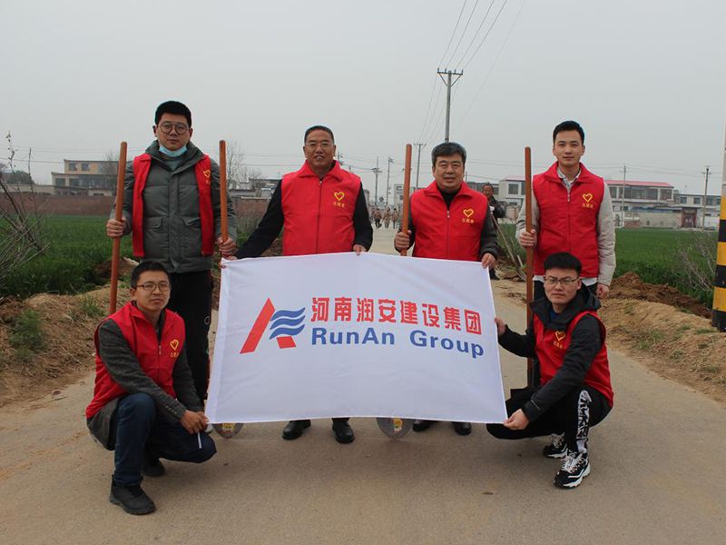 2022年，潤安集團(tuán)深入寶蓮寺鎮(zhèn)二十里鋪村，助力人居環(huán)境整治。